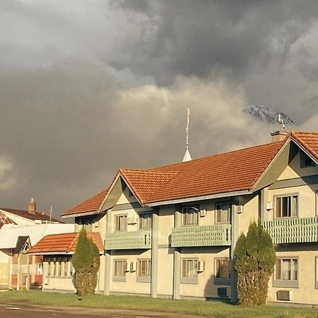 Stork Nest Inn Smithers Exterior photo
