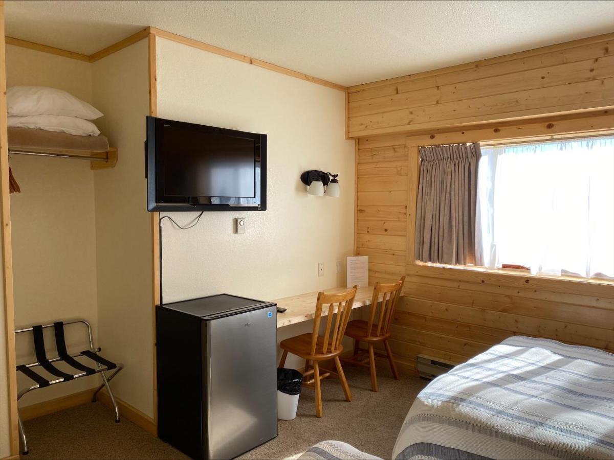 Stork Nest Inn Smithers Exterior photo
